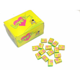 Coconut and pineapple flavored chewing gum LOVE IS 4.2g.
