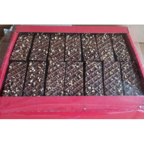 Waffle spread with cocoa-flavored cream, glazed with toffee-flavored glaze, sprinkled with peanuts WAFLE KROLEWSKIE 450g